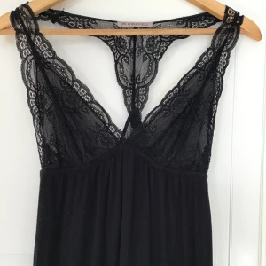 Svart långklänning - Superfin svart klassisk klänning⭐️ Spets över bysten med ett tyg under men fortfarande lite genomskinlig. Modellen är en halterneck ungefär men har inte passformsbilser, den är för liten💗