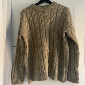 Stickad tröja - Brun kabelstickad tröja. Knappt använd.