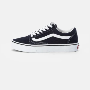 Vans  - Säljer ett par använda vans men fortfarande i bra skick i strl 38. Kan skicka fler bilder vid intresse💞