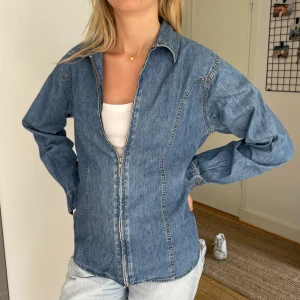 Jeansjacka  - Tunnare jeansjacka/jeansskjorta med dragkedja. DM för fler bilder! 