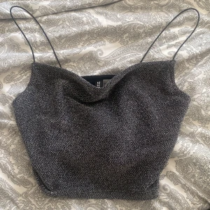 Topp - Festlig och fin glittertopp! Från HM, säljer därför att den inte kommer till användning☺️ Köparen står för frakt!