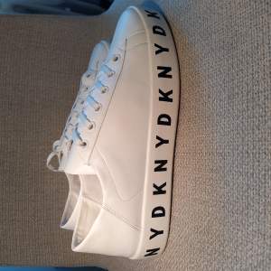 Helt nya DKNY Dam sneakers 41 