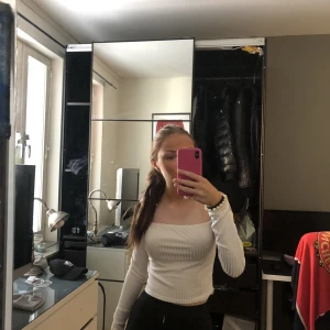 Vit topp - Jag säljer min fina vita ribbade topp ifrån Gina tricot i storlek xs💗💖