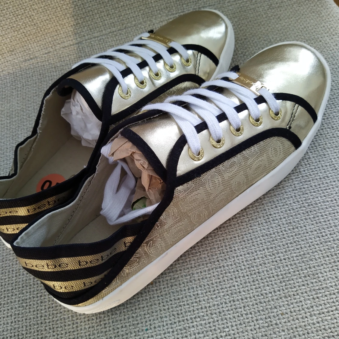 Helt nya BeBe guld sneakers 41  - 91