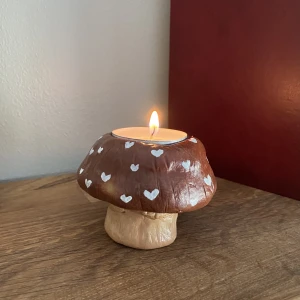 Ljushållare - En ljushållare för värmeljus i form av en svamp! 🍄 Gjord av lera✨ frakten blir 30kr ❤️