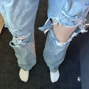 Väldigt baggy. Jeans med stora hål. Använd en gång. Prettylittlething (PLT). Byxorna är inte strukna på bilden. Högmidjade. 
