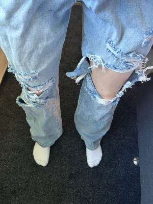Baggy jeans med hål. - Väldigt baggy. Jeans med stora hål. Använd en gång. Prettylittlething (PLT). Byxorna är inte strukna på bilden. Högmidjade. 