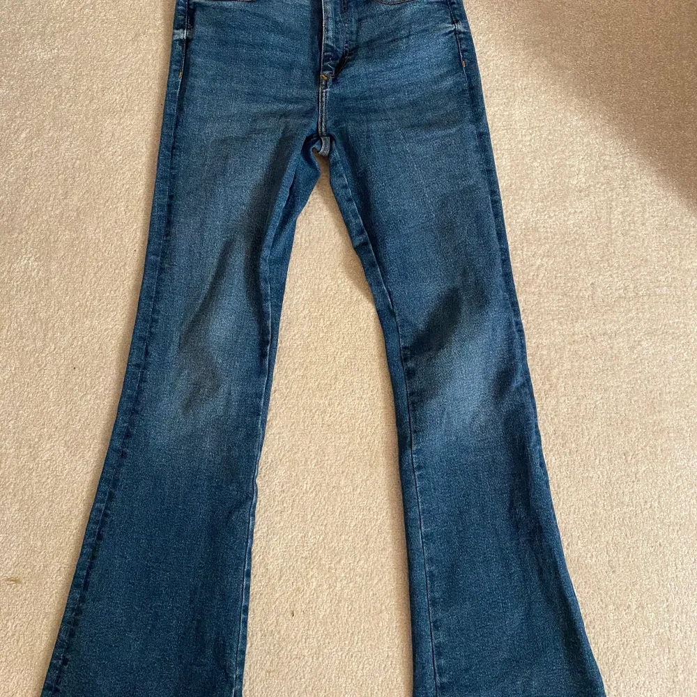 Säljer dessa snygga jeansen från zara. Längden är perfekt för mig som är 174 cm. . Jeans & Byxor.