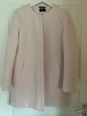 Rosa vårkappa - Ljusrosa vårkappa från Only i stl L. Endast använd någon enstaka gång. 