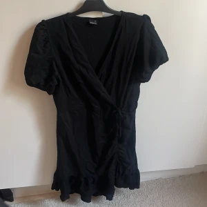 Svart klänning  - Endast använd en gång, svart kort klänning ifrån gina tricot 