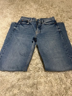 Mörkblåa jeans med en slitt - Coola mörkblåa jeans med en slitt vid slutet. Skulle säga att dom är lite bootcut men samtidigt pösiga. Skicka privat för bilder på!💙💙