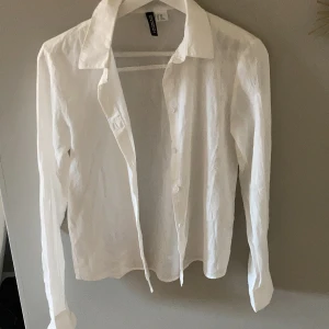 Linne skjorta  - Helt oanvänd linne skjorta från hm divided säljer på grund av att den aldrig kommer till användning storlek xxs men passar nog även xs tryck ej på köp nu utan kontakta gärna innnan.