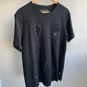 Philipp Plein T-shirt - T-shirt från Philipp Plein. I fint skick. Platinum Cut. Made in Italy. Djur & Rökfritt hem. Nypris: 4 500 kr.