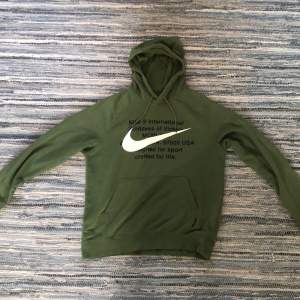 Nike hoodie i storlek L. Skick 8/10 inga deffekter förutom ett litet hål längst ner på tröjan. Pris kan diskuteras👍