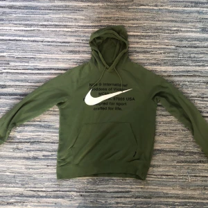 Nike hoodie - Nike hoodie i storlek L. Skick 8/10 inga deffekter förutom ett litet hål längst ner på tröjan. Pris kan diskuteras👍