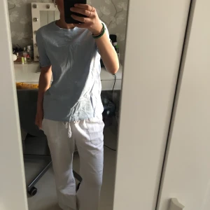 T-shirt  - Säljer en ljusblå T-shirt från Vero Moda i strl. XS. Köpt under våren 20 och använd samma år under sommaren. Aldrig använt sedan dess. Köparen står för frakten😇