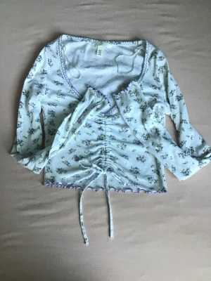 Blommig H&M top - En gullig blommig top från hm som inte säljs längre, har en liten fläck fast syns inte när man har på sig den