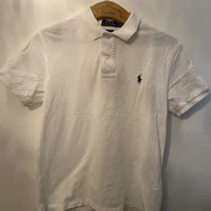 Vit Ralph lauren piké  - Knappast använd. 