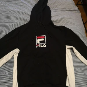 Fila hoodie - Hoodie i knappt använt skick, storlek Medium. Märke Fila. 
