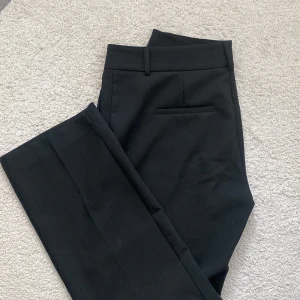 Raka kostymbyxor, Selected Femme - Supersnygga raka kostymbyxor från Selected Femme! Går att ha lågmidjat. Tjockt och fint kostym-material! Använda fåtal gånger; Säljer då de är för stora på mig💘