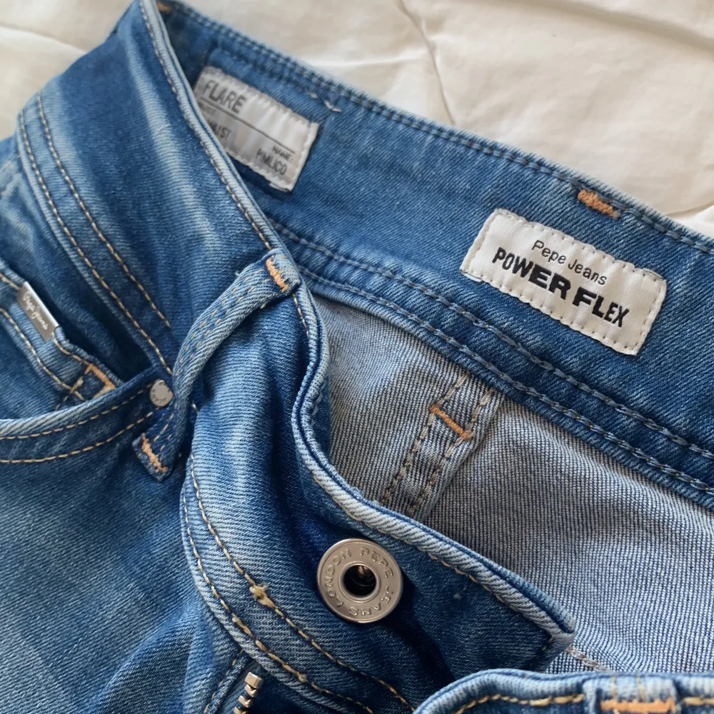 Säljer helt slutsålda Pepe Jeans som tyvärr inte passar💘 Inköpta för 1100. Köpare står för frakt och budgivning startas om det är flera intresserade💕 (ljusare i verkligheten). Jeans & Byxor.