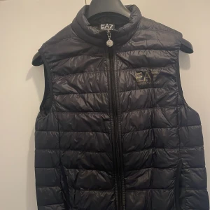EA7 väst - En svart armani väst värd 1700 kr i johnells. Den är i jötte bra skick och det finns inga tecken på användhet. Den är helt äkta. 