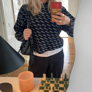 Cool Monogram Tröja  - Säljer denna coola monogram tröja från Zara då jag aldrig längre använder den! Storlek M. Användt skick, se sista bild lite nopprig längst ut på ärmarna.💗