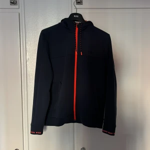 Hugo boss zip hoodie med luva - Säljer en knappt använd hugo boss ziphoodie nypris ca: 1500