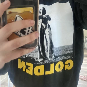 Fin svart collegetröja  - Gör mig av med lite kläder💕 Jag är 160 och xs/34 i storlek. Finns ingen storlek i plagget men jag skulle säga xs/s Köparen står för frakt och jag kan även mötas upp.