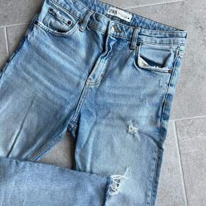 Ljusa jeans från Zara i mycket bra skick. Lite slitningar som ingår i designen. Fransade längst ned. Lite stora i storleken 