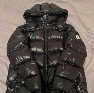 Moncler maya - Helt nyskick kände jag inte behöver den längre tyckte den var lite onödig att ha  Därför den säljs 