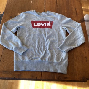 Grå Levi’s tröja - En grå levis tröja i väldigt gott skick, inga fläckar eller söndriga sömmar eller något sånt utan bara en bra tröja