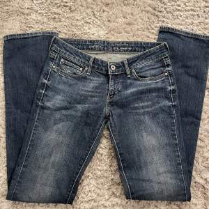 Supersnygga lågmidjade bootcut/straightleg Levis jeans i nyskick💕💕 Köp direkt för 550kr💕