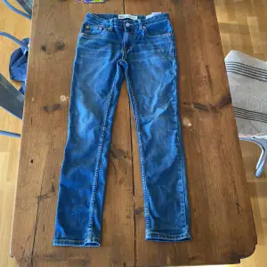Mörkblåa levis jeans i bra skick, inga söndriga sömmar eller fläckar utan bara ett par bra jeans