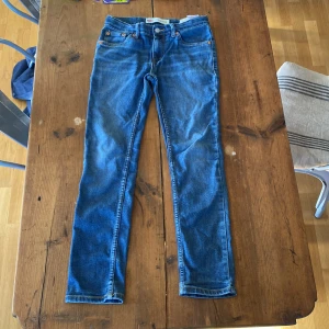 Mörkblåa Levi’s jeans - Mörkblåa levis jeans i bra skick, inga söndriga sömmar eller fläckar utan bara ett par bra jeans