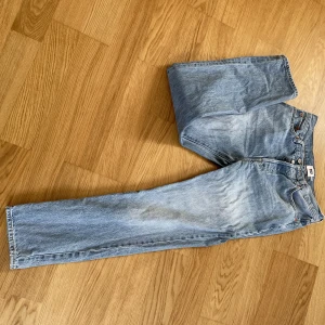 Jeans - Sparsamt använda jeans inköpta i december 22. Storlek i midja 29 och benlängd 32.  Kommer från ett rökfritt hem. Djur finns