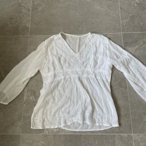Supersöt vit topp❤️ - Jättefin somrig vit blus med läckra paljettdetaljer och broderingar🫶
