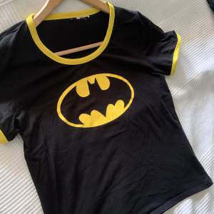 Säljer denna as balla Batman tröja som just nu bara ligger och tar upp plats 💛