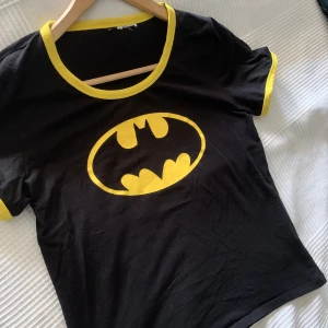 Topp - Säljer denna as balla Batman tröja som just nu bara ligger och tar upp plats 💛