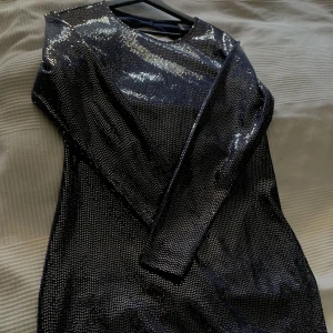 Festklänning  - En perfekt festklänning med en massa bling och glitter, med öppen rygg! Älskar denna men tyvärr för stor💙