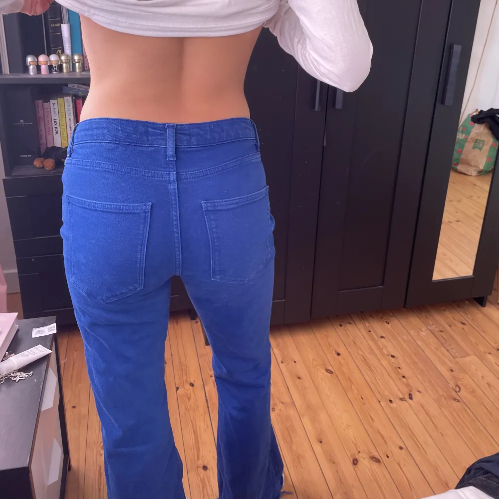 Blå flare jeans från Zara.. Jeans & Byxor.