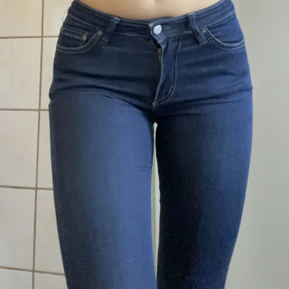 Mörkblå jeans från Crocker💙Säljer eftersom de är lite för småa för mig. Storlek: 26/32. Bra skick.. Jeans & Byxor.