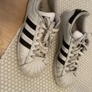 Superstars adidasskor - Säljer dessa superstat Adidasskor då dom blivit för små. Hör av er vid fler bilder. Säljer + frakten💕💕
