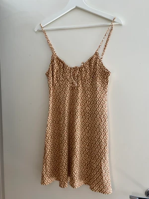 Urban outfitters klänning - Mönstrad klänning från Urban outfitters  Köpt secondhand 