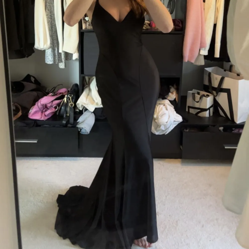 Säljer denna superfina långa svarta klänningen från Lucy In The Sky, perfekt till bal eller andra tillfällen. Aldrig använd, bara testad💗 köpte för 970kr + 323kr tull. Klänningar.