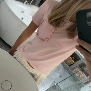 Söt t-shirt💗 - Söt rosa t-shirt med en jätte fin ficka💗