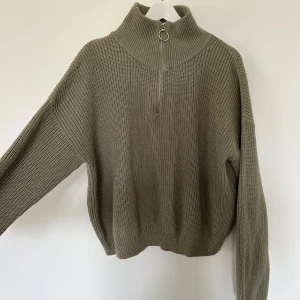 Stickad tröja - Grön stickad tröja med dragkedja-krage från Bik Bok. Välanvänd men i bra skick. Bortklippt tvättlapp. Storlek XL ✨✨✨