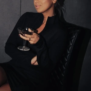 Hannalicious NA-KD black zipper dress - Kort klänning med dragkedja från NAKD som aldrig använts, säljes pga fel storlek. Storlek S men sitter som en XS. Lånade bilder på bild 1 och 2