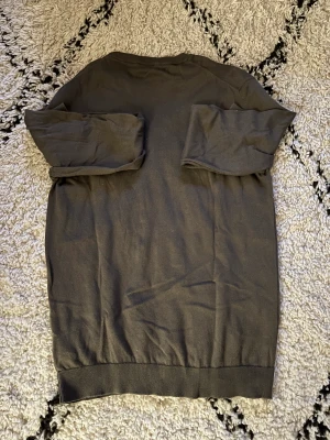 Asket tröja  - En asket tröja i färgen Brun, pris 450 och nypris 950, bra skick 8-9/10, storlek small 