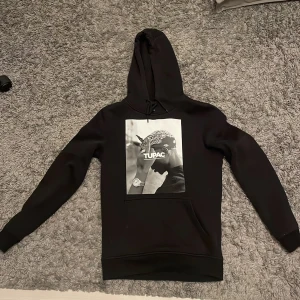 Tupac hoodie från Junkyard, svart, small - Använd få tal gånger